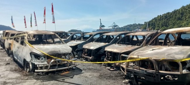 Polisi Selidiki Penyebab Terbakarnya 12 Unit Mobil di Parkiran Kantor DPRP