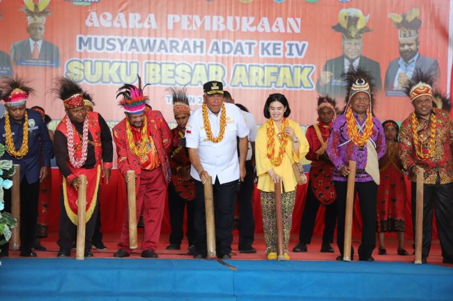 Gubernur Waterpauw dan Ketua TP PKK Roma Megawanty Hadiri Musyawarah Adat Suku Besar Arfak Ke-IV