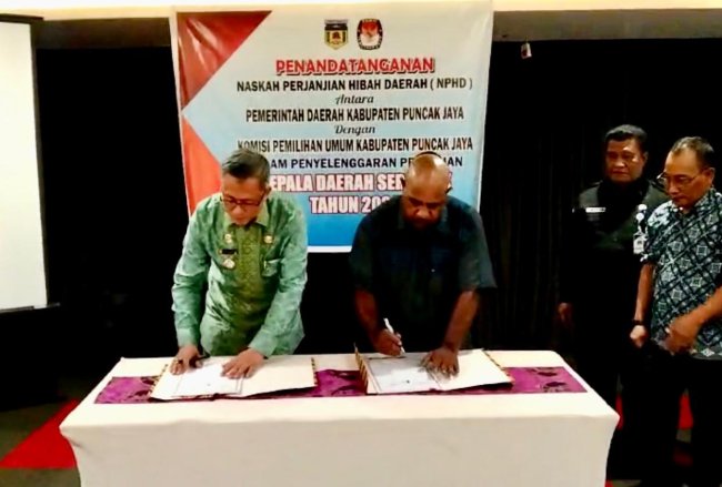Tandatangani NPHD Bersama KPUD, Bupati Puncak Jaya Berharap Pilkada Serentak 2024 Berjalan Lancar