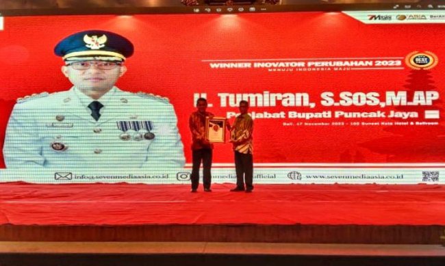 Pj Bupati Puncak Jaya Raih Penghargaan Sebagai Inovator Perubahan Indonesia Awards 2023