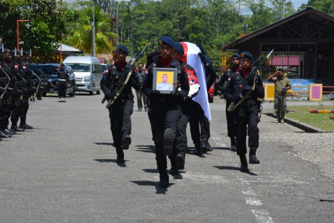 Jenazah Anggota Brimob yang Gugur di Intan Jaya Diterbangkan ke Kampung Halamannya Flores NTT