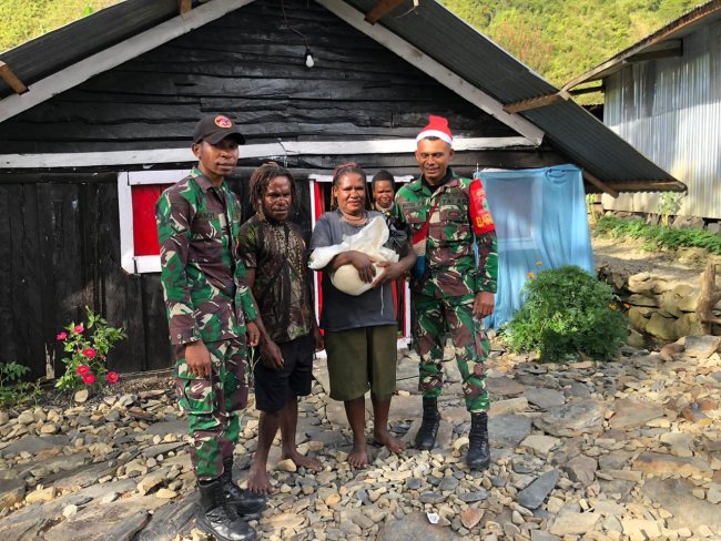 Di Perayaan Natal, Babinsa Koramil Mulia Berbagi Berkat kepada Masyarakat Kurang Mampu