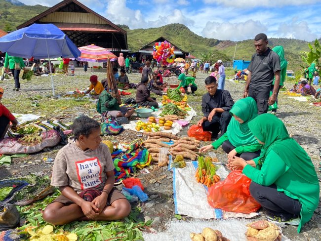 Persit 1714/Pj  Borong Sayur Mama mama Papua di Pasar Nagalome Puncak Jaya
