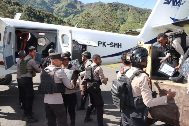 Pendistribusian Logistik Pemilu di Puncak Jaya Dikawal Ketat Aparat Kepolisian
