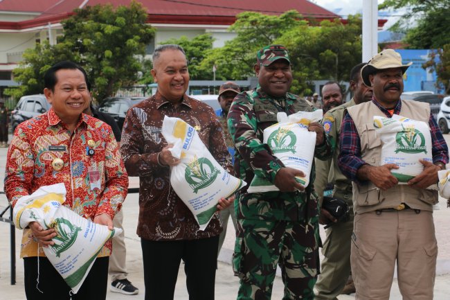 Pemprov Papua Pegunungan Salurkan Bantuan Pangan Untuk Masyarakat di 8 Kabupaten