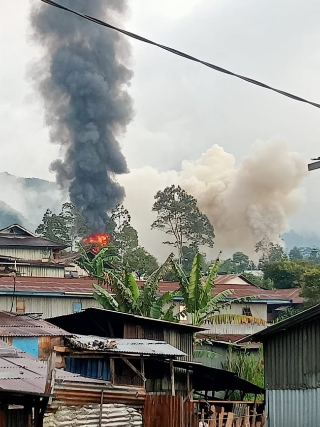 Larangan Bawa Sajam Tak Diidahkan, Massa Pendukung Caleg Kembali Saling Serang di Puncak Jaya