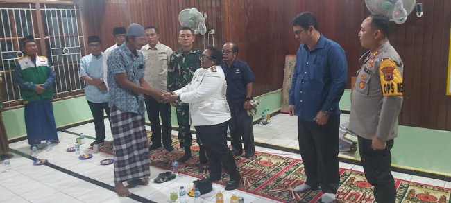 Pj Gubernur Papua Tengah Berikan Bantuan Dana Perbaikan Rumah Penjaga Musholla yang Dibakar OTK