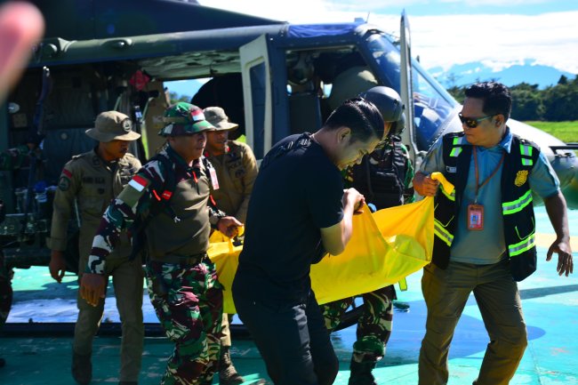 Empat Hari Terkendala Pesawat, Jenazah Alexander Parapak yang Ditembak KKB Berhasil Dievakuasi
