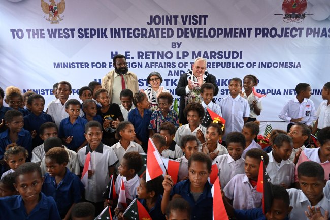 Menlu RI-PNG Kunjungi SD di Perbatasan Wutung Papua