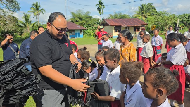 Program CSR Telkomsel: Salurkan Donasi Peralatan Sekolah untuk Pelajar di Papua