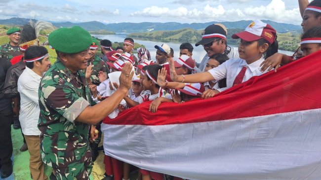 Pembentangan Bendera Merah Putih Sepanjang 1.000 Meter di Bukit Tungkuwiri, Wujud Sinergitas dan Perkenalkan Wisata Papua