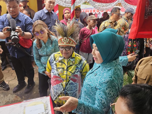 Kunker ke Mimika, Gubernur Ribka Sedih Masih Banyak Masyarakat Miskin