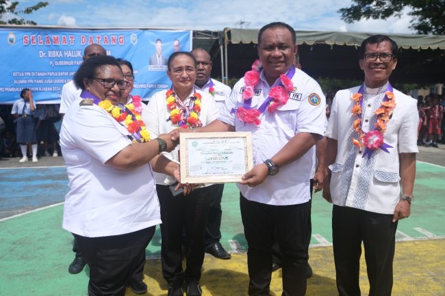 Berdedikasi Dukung Pembangunan YPK di Tanah Papua, Pj Gubernur Ribka Haluk Didapuk Penghargaan