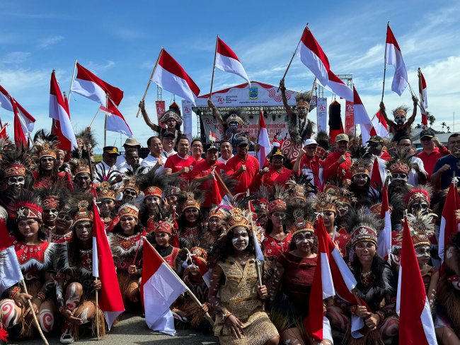 Sambut Hut ke-79 RI, Pemprov Papua Tengah Bagikan 10.000 Bendera Merah Putih