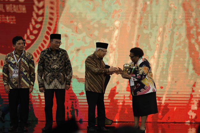 Pemprov Papua Tengah Kembali Raih Penghargaan UHC Award 2024