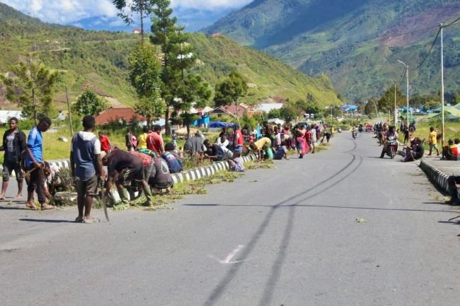 Sambut Hari Kemerdekaan, Masyarakat Puncak Jaya Gotong Royong Membersihkan Lingkungan