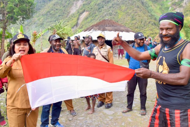 Pj Sekda Yubelina Sambangi Masyarakat Bagikan 1.000 Bendera Merah Putih