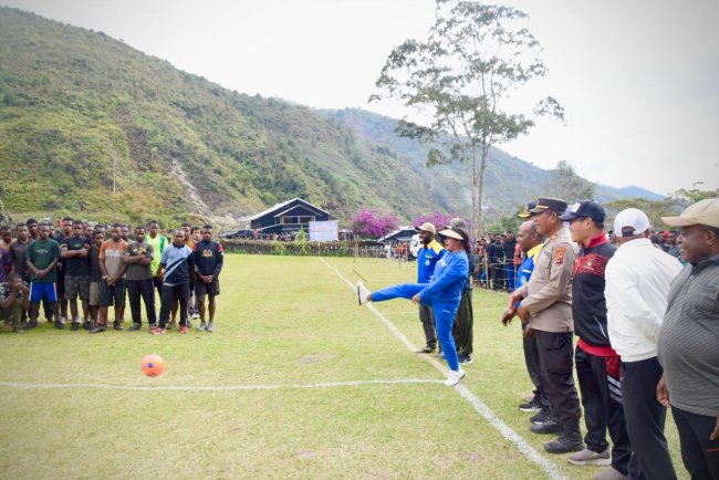 Kick Off Pj Sekda Tandai Pembukaan Turnamen Futsal PSSI Puncak Jaya