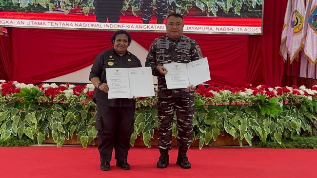 Pemprov Papua Tengah Serahkan Dana Hibah Rp10 miliar Kepada Lantamal X Jayapura