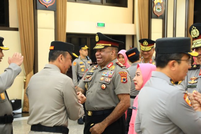 Luarbiasa, Kapolda Papua Matius Fakhiri Kini Berpangkat Jenderal Polri Bintang Tiga