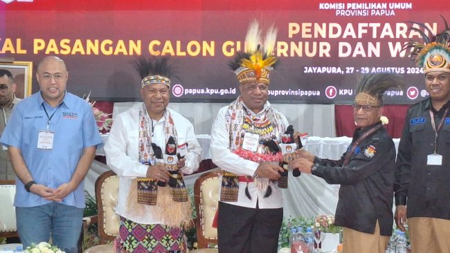 Pasangan Mari - Yo Resmi Mendaftar ke KPU Papua Diantar Ribuan Massa