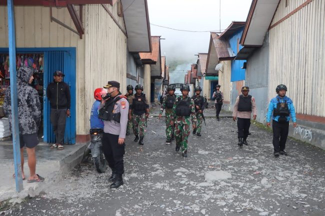 Aparat Gabungan Gelar Patroli Dialogis di Seputaran Kota Mulia Puncak Jaya