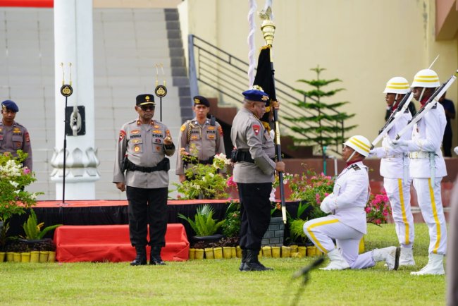 Akhiri Masa Tugas Sebagai Kapolda Papua, Komjen Fakhiri Serahkan Pataka Rastra Samara