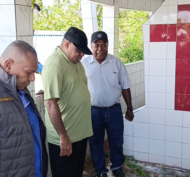 Didampingi Para Tetua Adat, Mari - YO Kunjungi Makam dan Situs Keagamaan di Enggros-Tobati Jayapura