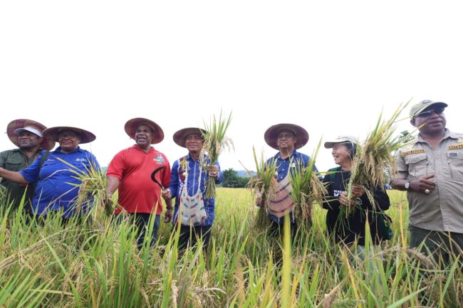 Pj Gubernur Limbong Berharap Kampung Bring jadi Kampung Percontohan di Papua