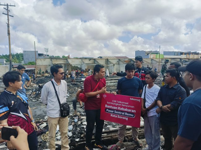 CSR Telkomsel Salurkan Bantuan untuk Korban Kebakaran Pasar Sentral Remu Sorong