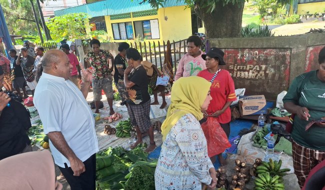 Blusukan ke Pasar Expo Waena, Cagub Matius Fakhiri Borong Jualan Mama Papua