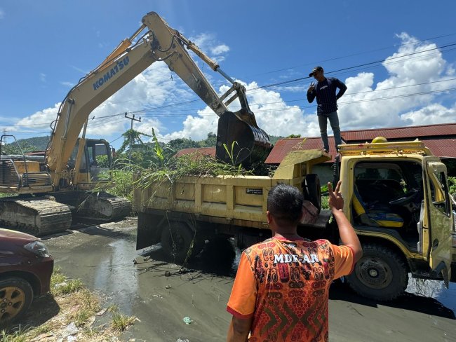 Setelah Organda, Mari-YO Kembali Kirim Excavator Bersihkan Kali Belakang Pasar Youtefa.