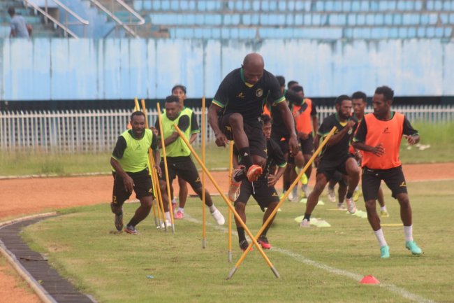 Berburu Kemenangan Perdana di Derby Papua