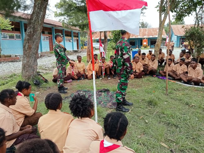 Babinsa Wamena Latih Pramuka SMA Kristen Biji Sesawi