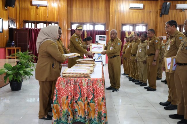 Pj Gubernur Papua Tengah Serahkan Dokumen APBD-Perubahan 2024 kepada SKPD