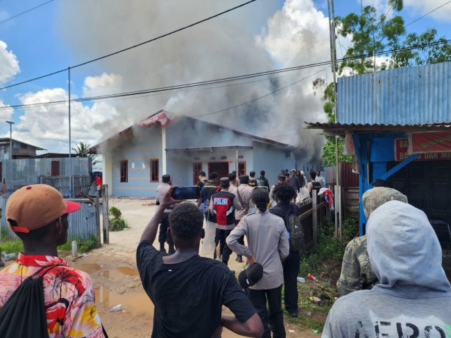 Kecewa Dengan Hasil Seleksi CPNS, Massa Bakar Kantor BKPSDM Mappi