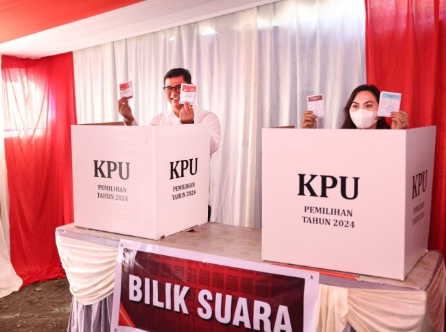 Pj Gubernur Papua Tengah dan Istri Mencoblos di TPS 05 Kalibobo Nabire