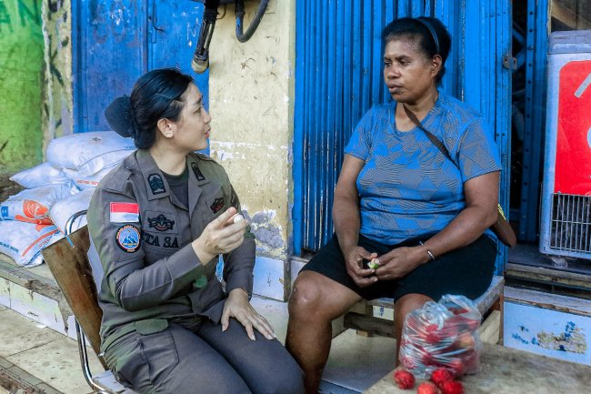 Keharmonisan Yang Terjaga Personel Damai Cartenz Sapa Mama-Mama Papua