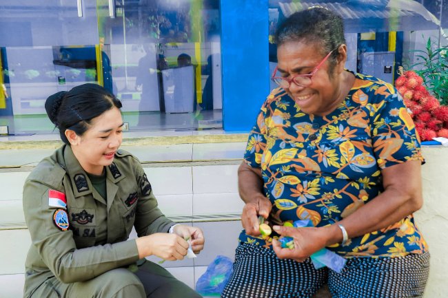 Membangun Keharmonisan: Personel Damai Cartenz Sapa Mama-Mama Papua