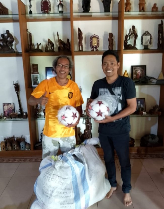 Mayjen Bosco Haryo Yunanto  Memberikan Bantuan Bola kepada Anak-Anak Papua