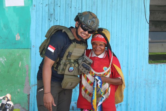 Personel Ops Damai Cartenz Bangun Kedekatan dengan Mama-Mama Papua untuk Perkuat Peran Ibu Dalam Keluarga