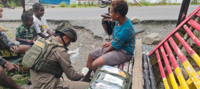 Tim Medis Satgas Ops Damai Cartenz Berikan Pelayanan Kesehatan bagi Warga Puncak Jaya