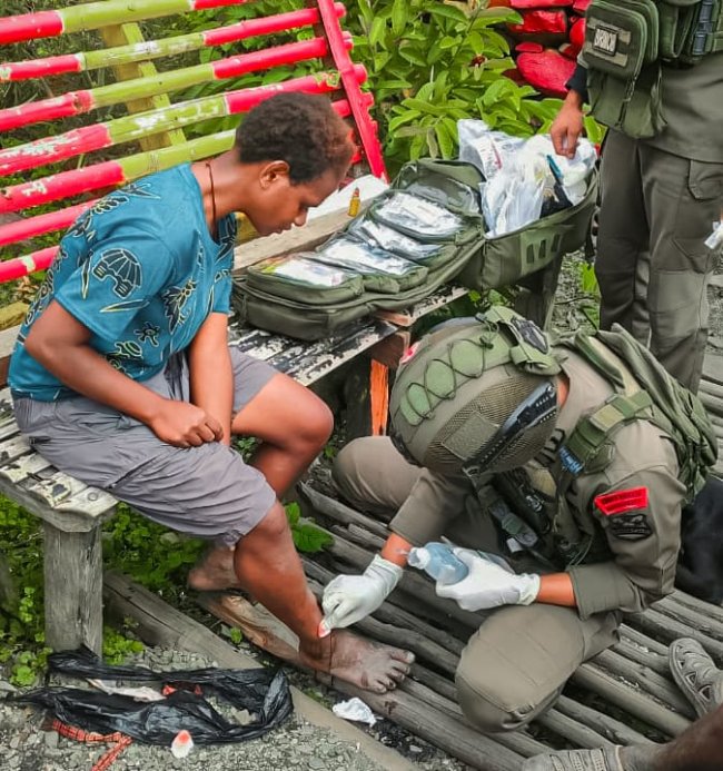 Aksi Kemanusiaan: Tim Medis Satgas Tindak Ops Damai Cartenz 2025 Berikan Pelayanan Kesehatan Gratis bagi Warga Puncak Jaya