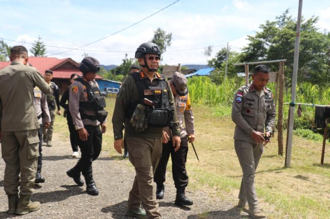 Kasatgas Humas Ops Damai Cartenz Kunjungi Pos Brimob di Oksibil dan Serambakon, Berikan Motivasi kepada Personel