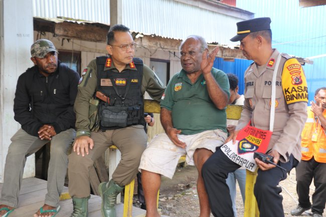 Kasatgas Humas Ops Damai Cartenz Silaturahmi dengan Ketua Dewan Adat Pegunungan Bintang