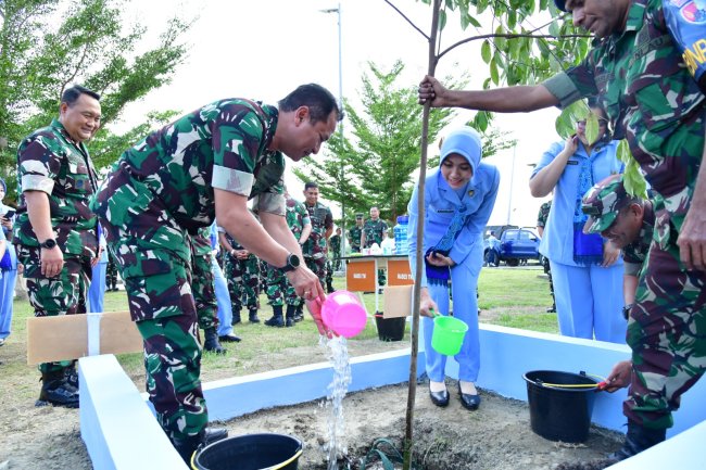 Lestarikan Tanaman Endemi Papua, Kasau Tanam Pohon Gaharu di Area Lanud SPR