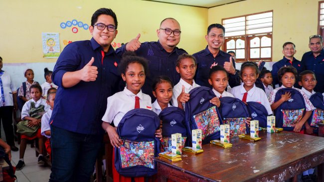 Telkomsel Salurkan Bantuan Tas Sekolah Hasil Penukaran 1 Juta Telkomsel Poin dan uCoin by.U