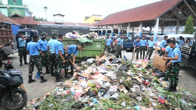 Peduli Lingkungan, Lanud SPR Gelar Grebek Sampah di Pasar Baru Sentani Jayapura