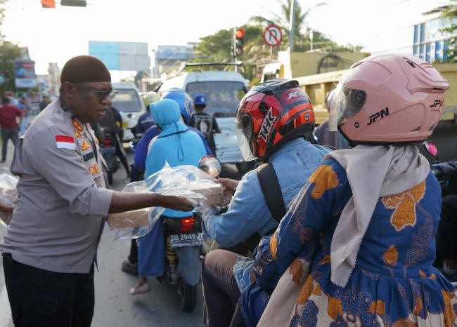 Polisi di Sentani Bagi-Bagi Takjil Untuk Pengguna Jalan