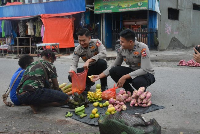 Dukung Ekonomi Rakyat, Satgas Humas Damai Cartenz 2025 Sambangi Pedagang Buah di Timika